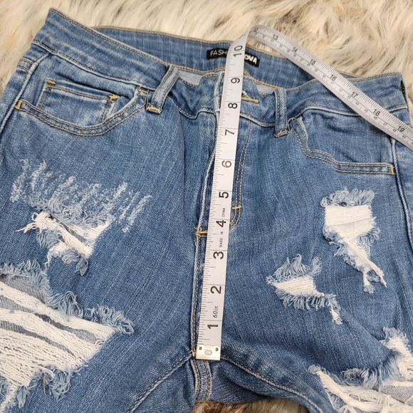 Fashion Nova distressed jeans size 3 - Picture 6 of 10